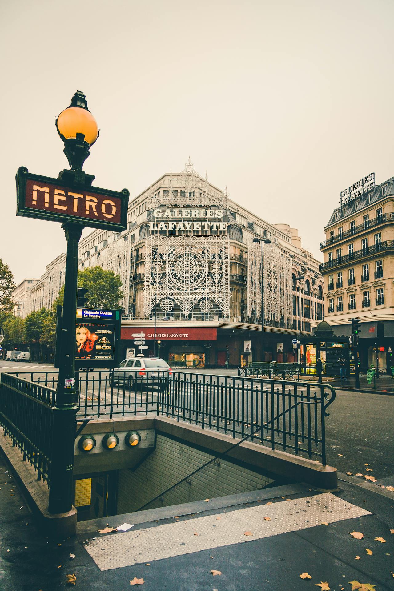 Top Ten Places to Visit in Paris: Travel Guide.
